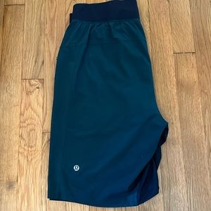 Lululemon Men’s T.H.E. Short Lined Dark Teal w/ Navy trim Size Med 9.5” Inseam